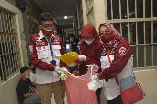 Petugas seusai menggeledah kamar hunian WBP dan menemukan puluhan barang terlarang.