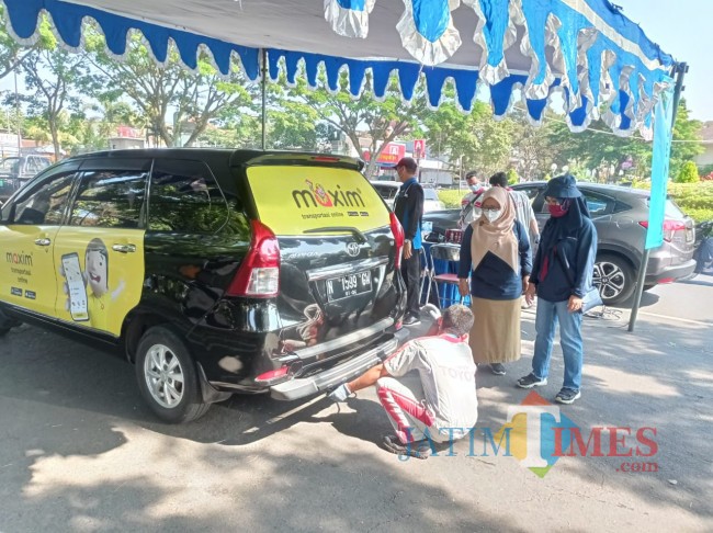 Uji emisi kendaraan roda empat yang diawasi langsung oleh DLH Kota Malang (foto: Hendra Saputra/MalangTIMES)