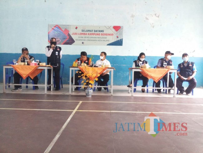 Evaluasi tim juri lomba Kampung Bersinar di RW 09 Kelurahan Merjosari (foto: Hendra Saputra/MalangTIMES)