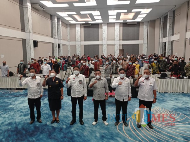 Foto bersama pejabat Pemkab Malang bersama peserta sosialisasi gempur rokok ilegal (foto: Hendra Saputra/MalangTIMES)