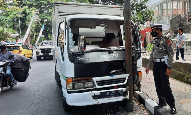 Kondisi mobil boks yang menabrak tiang listrik saat dikemudikan pelaku.