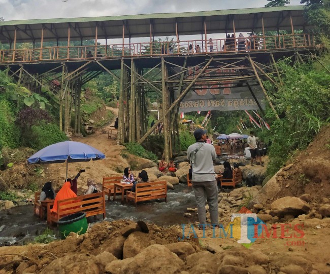 Suasana Kafe Kali TSG.(Foto: Riski Wijaya/MalangTIMES).