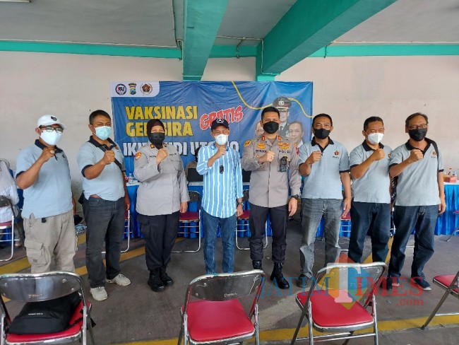 Kapolresta Malang Kota AKBP Budi Hermanto bersama Rektor IKIP Budi Utomo Nur Cholis Sunuyeko dan Ketua PWI Malang Raya Cahyono.