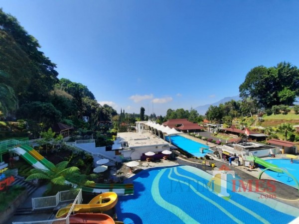 Kolam renang dan water boom Taman Rekreasi Selecta. (Foto: Irsya Richa/MalangTIMES)