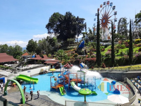 Pengunjung saat menikmati wahana Water Boom di Taman Rekreasi Selecta. (Foto: Irsya Richa/MalangTIMES)