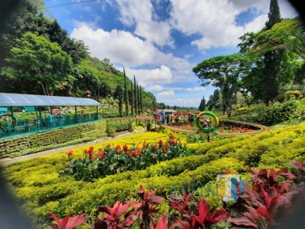 Salah satu wahana sky bike di Taman Rekreasi Selecta. (Foto: Irsya Richa/MalangTIMES)