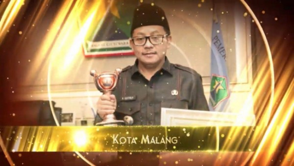 Wali Kota Malang, Sutiaji saat menerima penghargaan APE. (Foto: Istimewa).