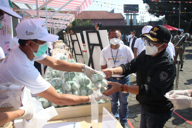 Wali Kota Malang Sutiaji saat membeli barang dagangan di acara Bazaar Klaster Mantriku.