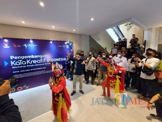 Menteri Pariwisata dan Ekonomi Kreatif (Menparekraf) RI Sandiaga Salahuddin Uno saat disambut oleh dua penari tradisional.