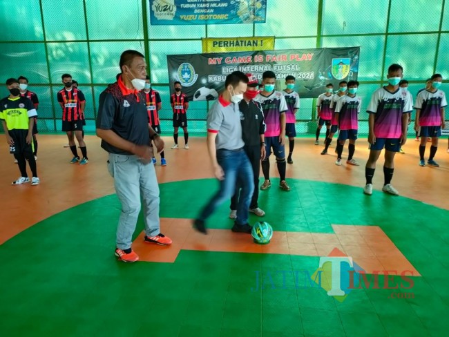 Panitia penyelenggara futsal saat pembukaan pertandingan futsal.