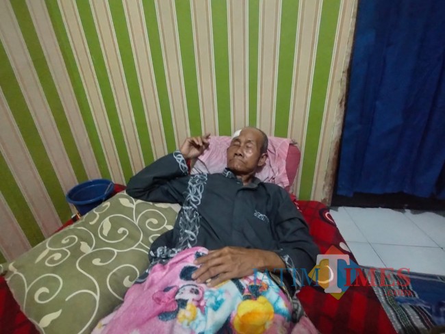 Kondisi Sukadi yang tertidur setelah mendapat perawatan (foto: Hendra Saputra/MalangTIMES)