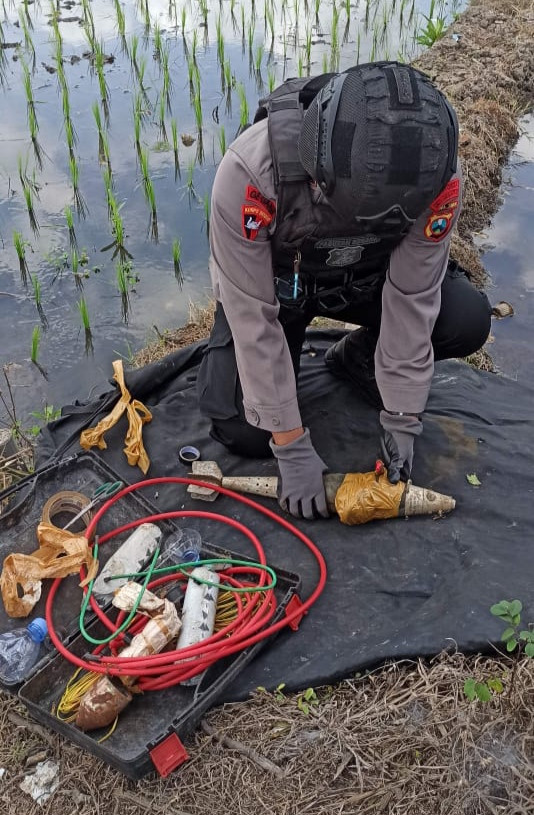 Polisi saat akan meledakkan mortir yang ditemukan peternak kambing di Kepanjen (foto: Humas Polres Malang for MalangTIMES)