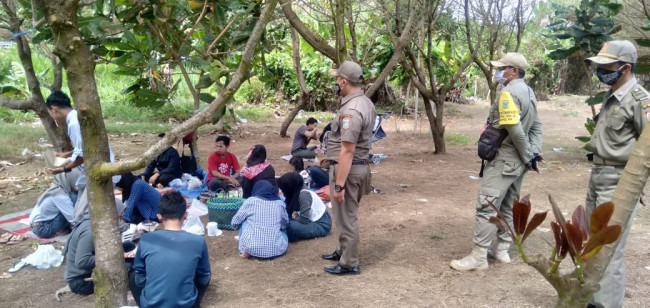 Sejumlah wisatawan yang kedapatan menerobos masuk Pantai Parang Dowo.