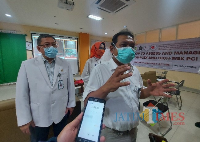 Kepala IPJT RSSA Malang dr Budi Satrijo SpJP(K) saat menjelaskan terkait kardiovaskular.