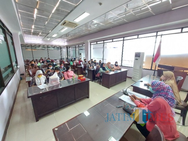 Para pekerja pabrik rokok saat menerima pengarahan pra pelatihan kerja di Kantor Disnaker-PMPTSP Kota Malang.