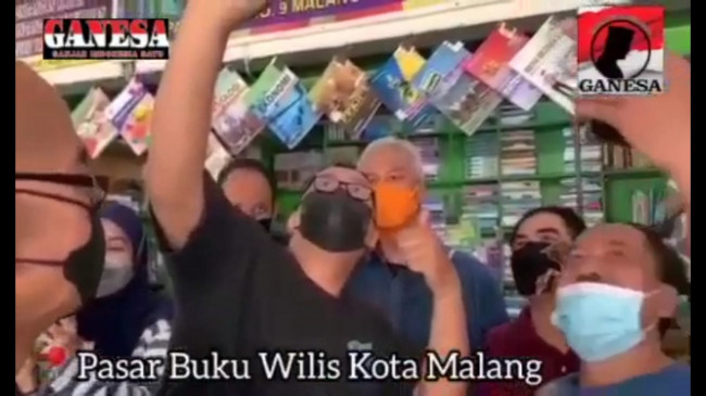 Ganjar Pranowo foto bersama pedagang Toko Buku Wilis Malang.