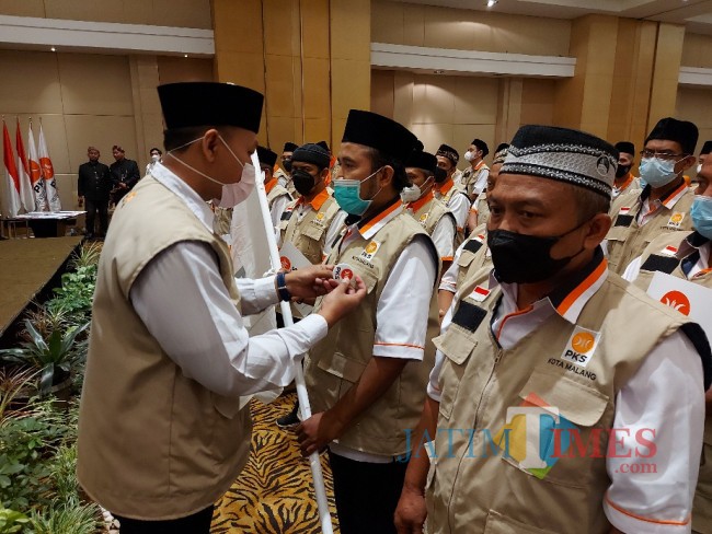 Pemasangan pin pada pimpinan ranting di DPD PKS Kota Malang.