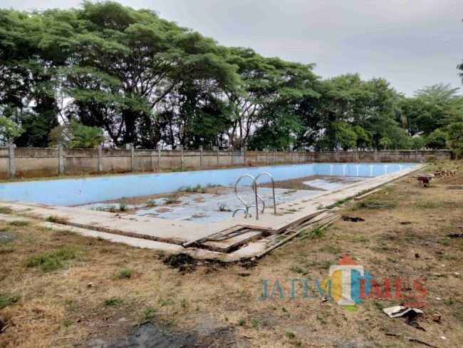 Kolam renang outdoor di area Di Stadion Kanjuruhan.(Foto:Riski Wijaya/MalangTIMES).