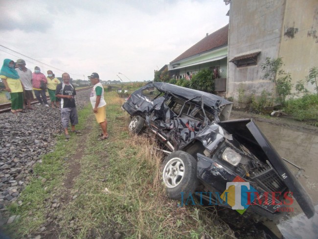 Warga saat melihat kondisi mobil yang tertabrak KA express barang (foto: Hendra Saputra/MalangTIMES)