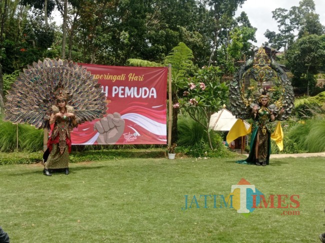 Dua srikandi dari Kecamatan Gondanglegi yang membawa peragaan kostum bertema (foto: Hendra Saputra/MalangTIMES)