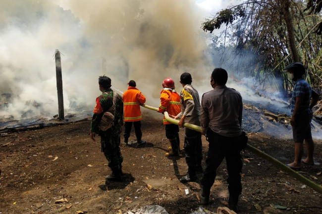 Petugas PMK bersama TNI dan Polri ketika melakukan pemadaman api. (Foto: Istimewa)