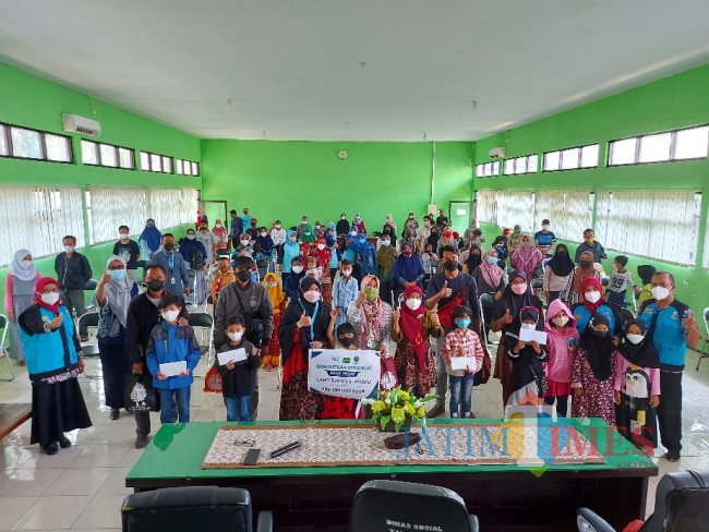 Sesi foto bersama dengan anak yatim korban Covid-19. 