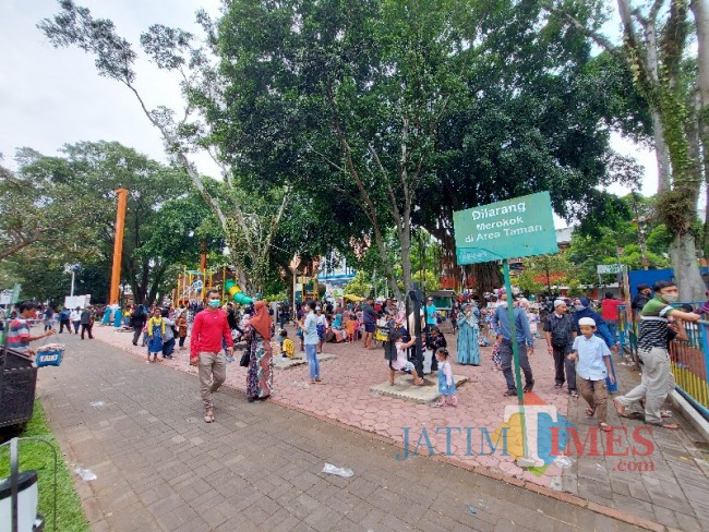 Suasana di salah satu spot arena bermain anak-anak yang ada di Alun-alun Malang.