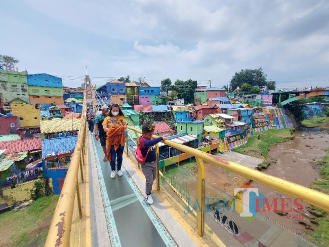 Suasana pengunjung di Jembatan Kaca Kampung Warna-Warni Jodipan Kota Malang. 