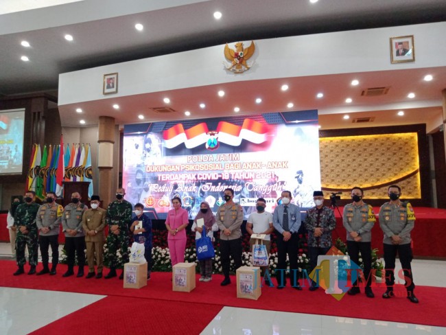 Sesi foto bersama dengan jajaran Kapolres Malang Raya, Wali Kota Malang Sutiaji, Rektor UB Nuhfil Hanani dan Warek 3 UIN Maliki Malang Isroqunnajah.