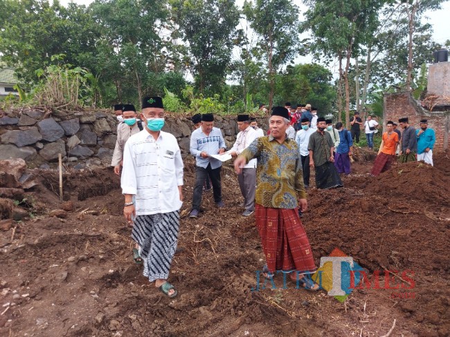 Pengecekan lokasi pembangunan ponpes. 