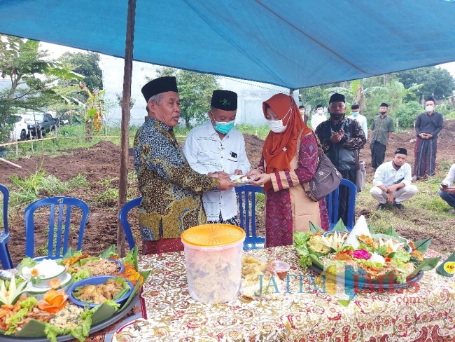 Penyerahan potongan tumpeng. 