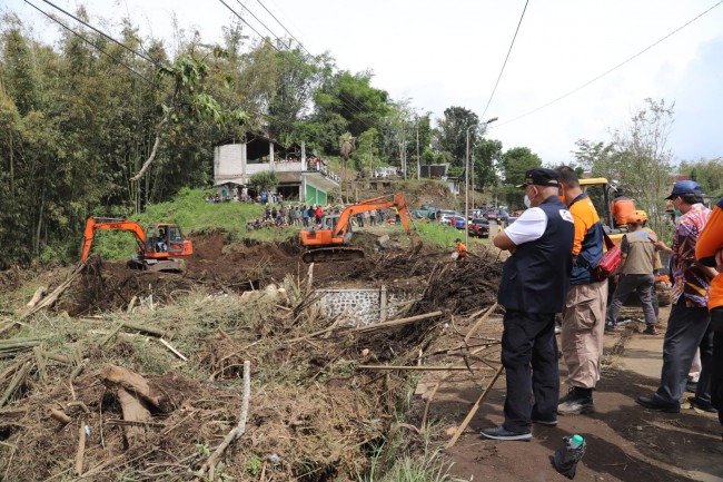 HM Sanusi saat memantau alat berat yang membersihkan sungai (foto: Humas Pemkab Malang for JatimTIMES) 