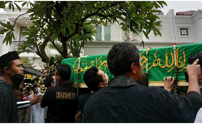 Jenazah Vanessa Angel dan Bibi diberangkatkan ke makam