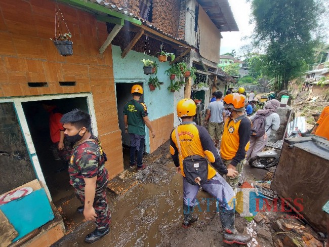 Personel gabungan sedang melakukan pembersihan.