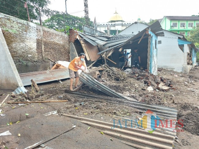 Puing-puing reruntuhan rumah yang hanyut.