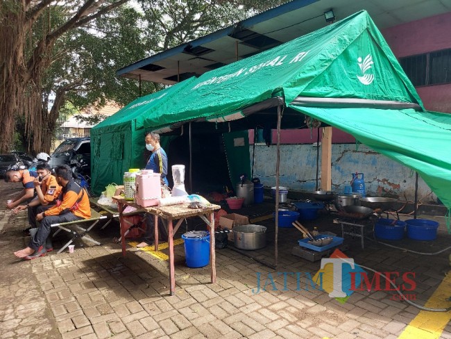 Tenda dapur umum yang di dirikan Tagana Kota Malang.