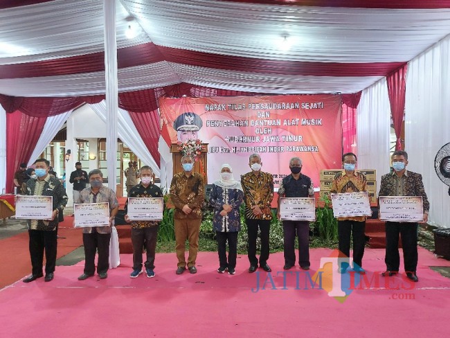 Gubernur Jawa Timur Khofifah Indar Parawansa saat berfoto bersama dengan perwakilan pendeta dari gereja-gereja yang berada di lingkup GKJW Malang.