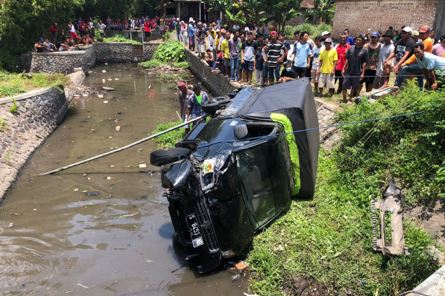  Mobil Pick Up Nopol S 8453 NB yang dikemudikan Adil Taufiqul Hidayat (24) terjebur ke sungai. (Foto: Ist) 