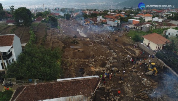 BNPB-Jelaskan-Penyebab-Banjir-Bandang-di-Kota-Batu-Ini-Kronologinya10287f540a0918898.jpg
