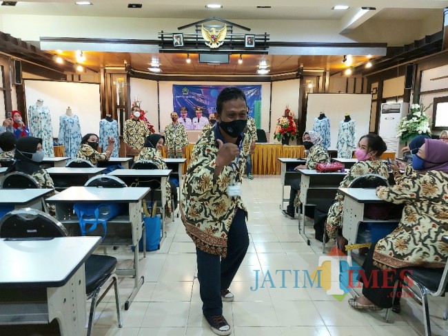 Salah satu pekerja pabrik rokok yang memperhatikan outter yang telah dibuat.