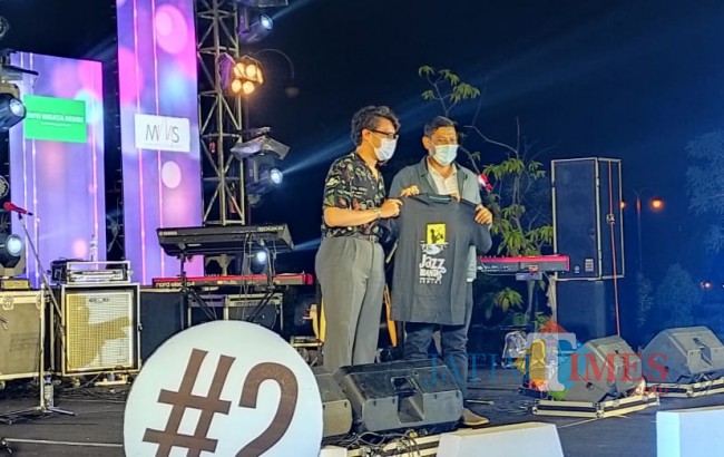 Wali Kota Kediri memberikan cindera mata kepada salah satu pemain jazz.