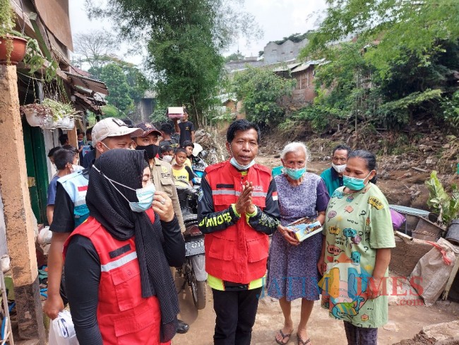 Kiwil saat menemui para lanjut usia yang terdampak banjir bandang.