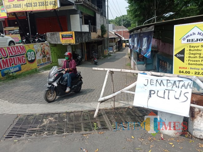 Papan pemberitahuan bahwa jembatan tidak bisa dilalui (foto: Hendra Saputra/JatimTIMES) 