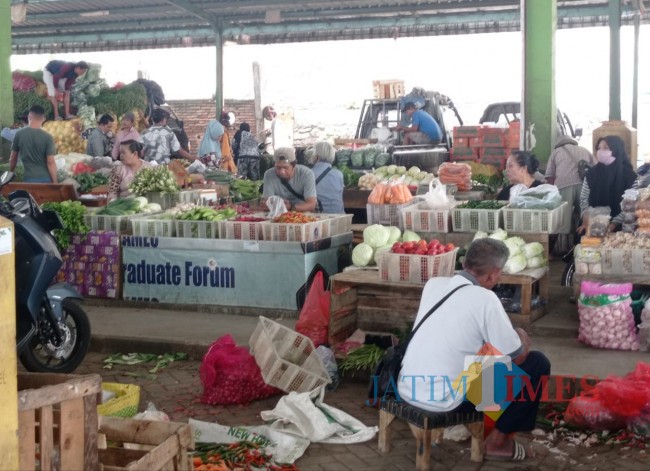 Suasana pasar sayur Karangploso (foto: Hendra Saputra/JatimTIMES)