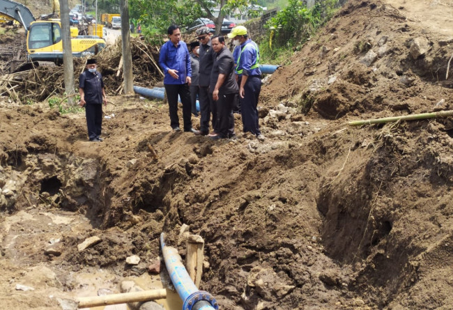 Anggota Komisi B DPRD Kota Malang saat meninjau perbaikan pipa Perumda Air Minum Tugu Tirta Kota Malang di Jurang Sosoh.