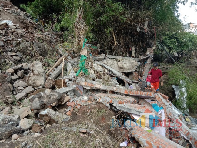 Beberapa warga saat melihat puing-puing runtuhan bangunan rumah kos yang ambrol.