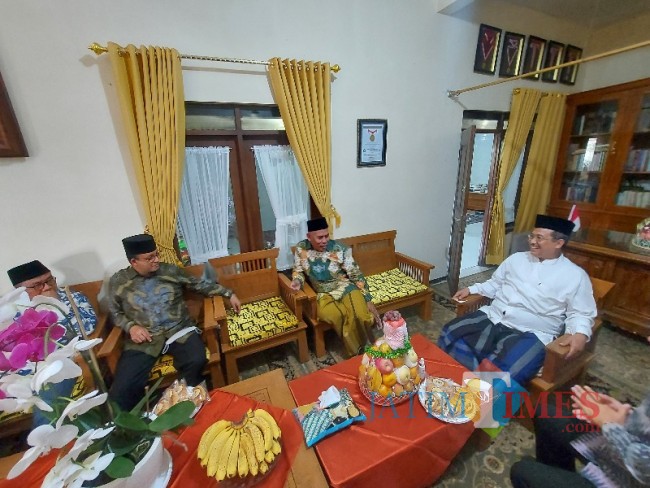 Gubernur DKI Jakarta Anies Baswedan bersama Ketua PWNU Jatim KH Marzuqi Mustamar dan KH Nursalim Mahasin.