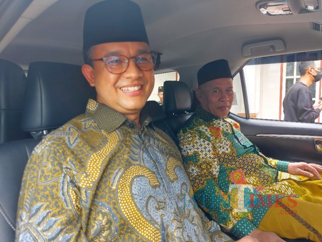 Ketika Gubernur DKI Jakarta Anies Baswedan bersama Ketua PWNU Jatim KH Marzuki Mustamar duduk bersebelahan didalam satu mobil milik Kiai Marzuki.