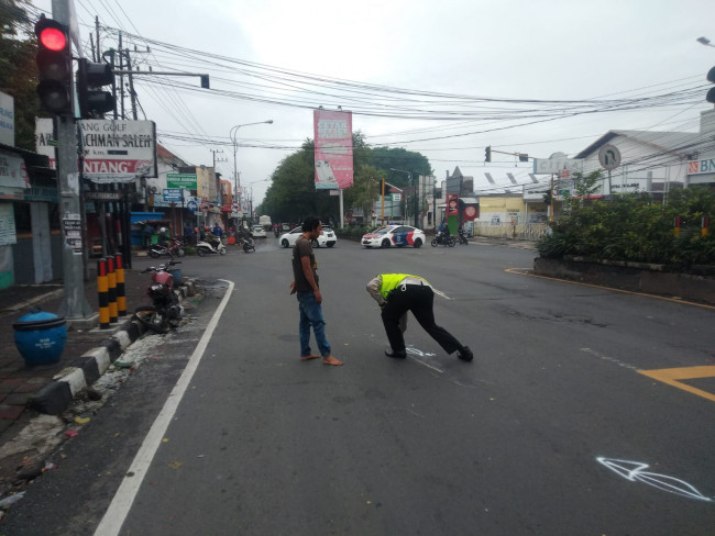 Anggota Satlantas Polres Malang saat melakukan olah TKP kecelakaan (foto: Satlantas Polres Malang for JatimTIMES) 