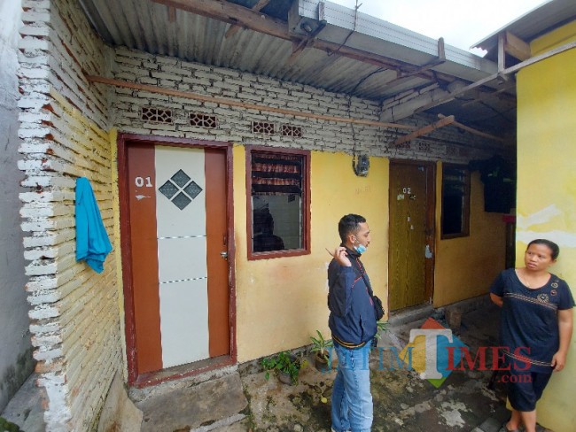 Kondisi rumah kos yang ditinggali Anita bersama keluarganya dalam kondisi tertutup.